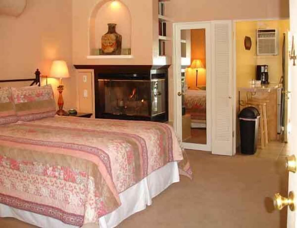 Poolside Studio, 1 Queen, Fireplace, Kitchenette photo 1