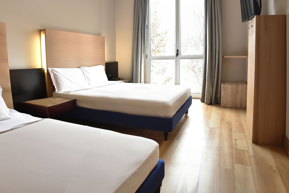 Standard Triple Room, Multiple Beds - Photo 2