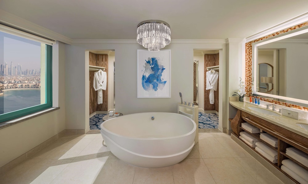 2 Bedroom Skyline Suite - includes Club access photo 3
