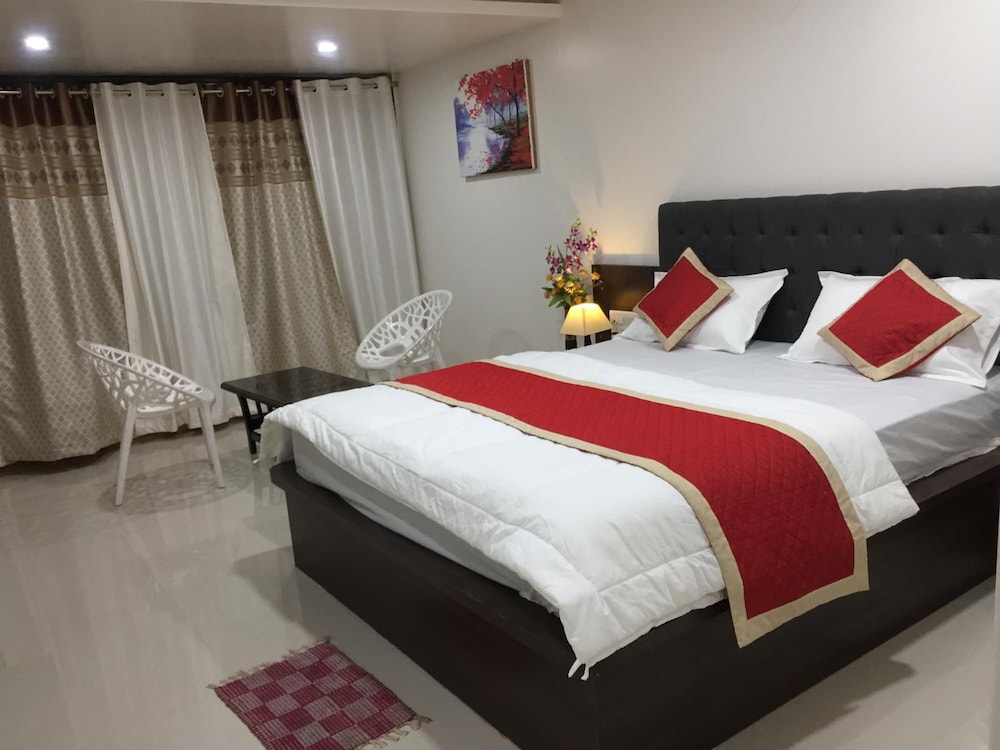 Deluxe Double Room, 1 Large Twin Bed, Smoking photo 1