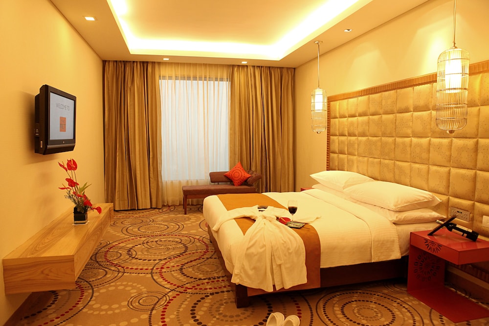 Suite, 1 King Bed - Photo 9