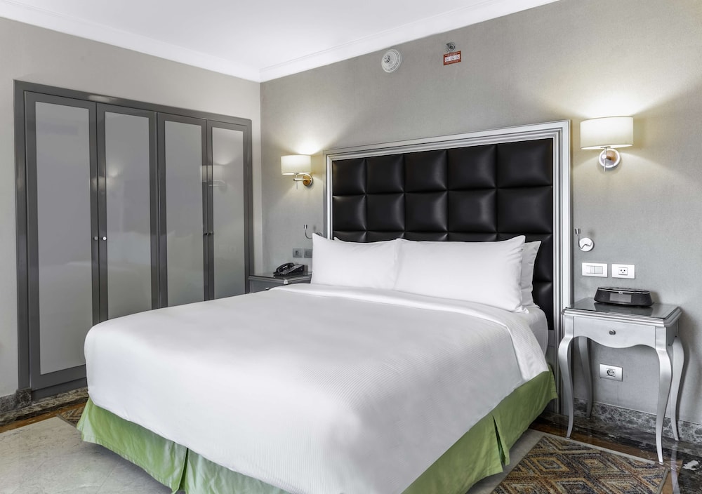 Suite, 1 King Bed, Sea View thumbnail 6