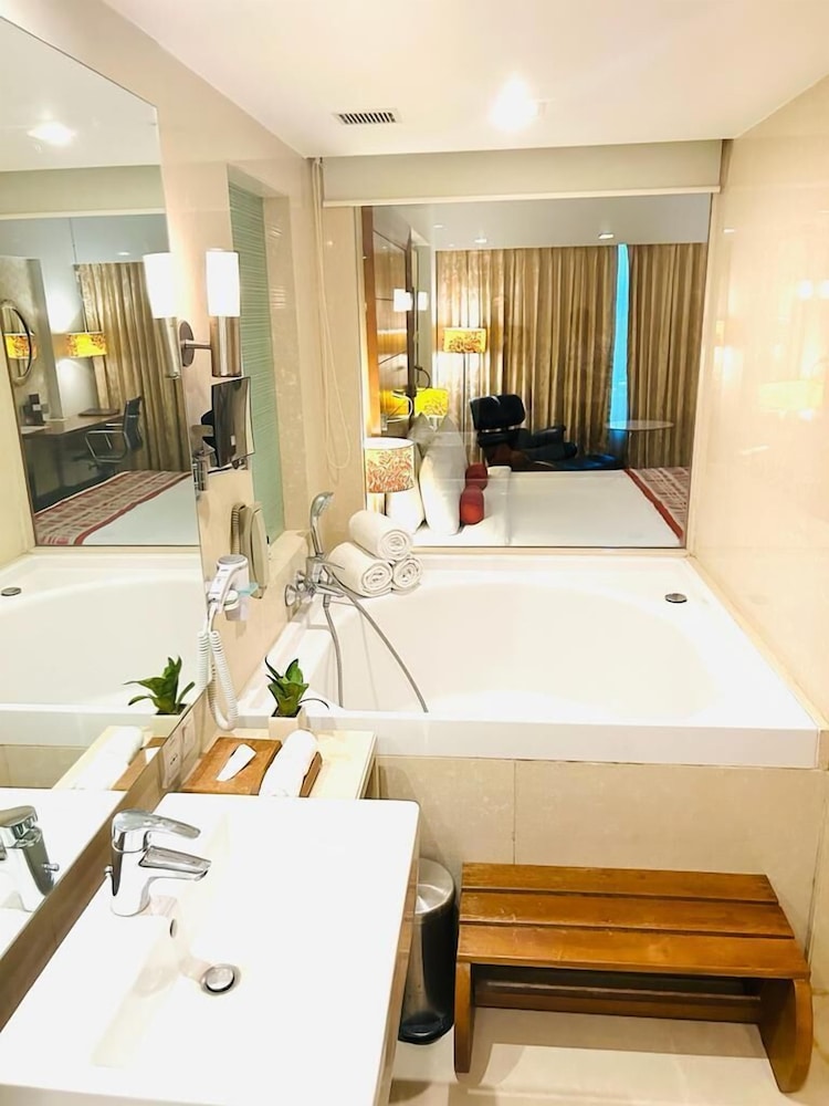 Club Room, 1 Queen Bed, City View (Fortune Club Room) - Photo 6