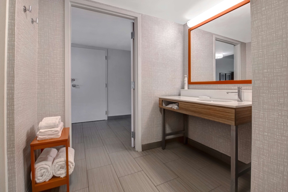 Room, 1 King Bed, Accessible - Photo 8