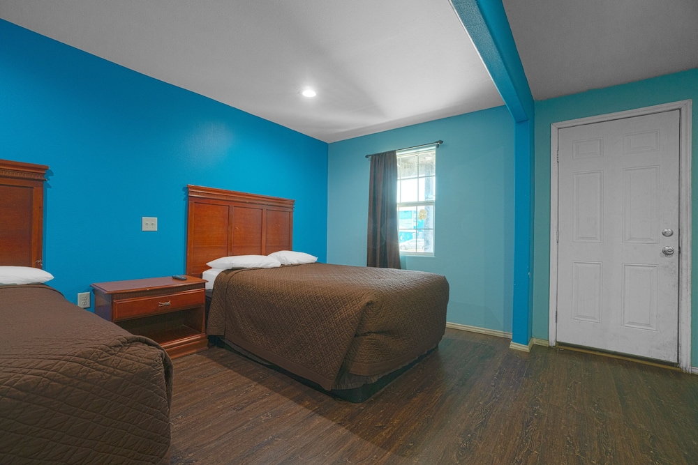Room, 2 Double Beds, Kitchenette photo 1