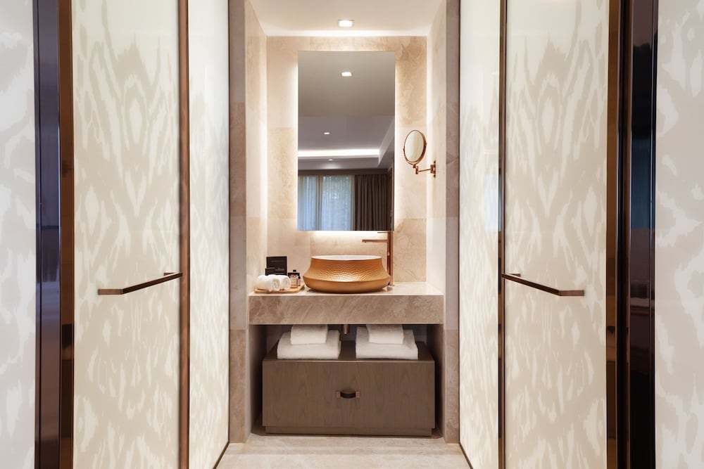 Suite, 1 King Bed with Sofa bed, Courtyard View