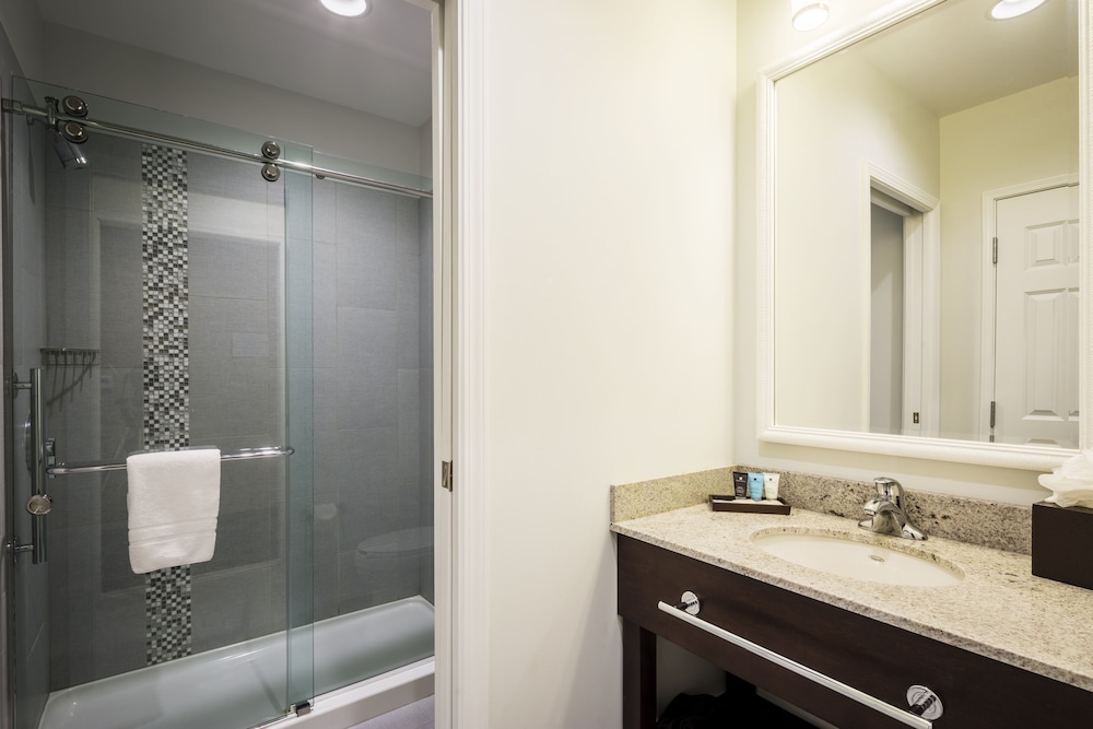 Deluxe Room, Multiple Beds - Photo 5