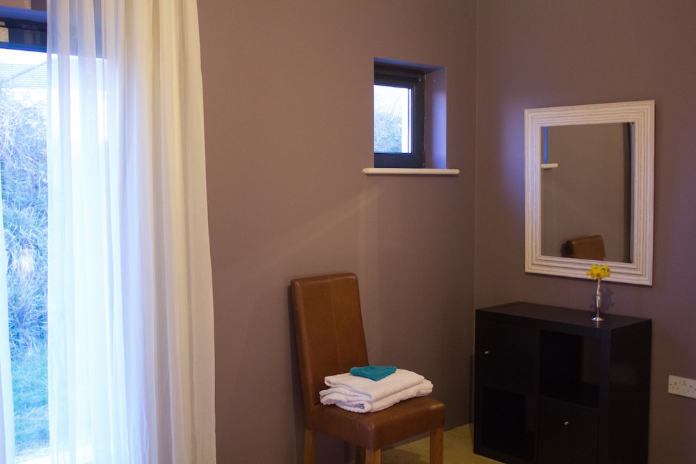 Classic Room, 1 Queen Bed, Shared Bathroom, Garden Area photo 2