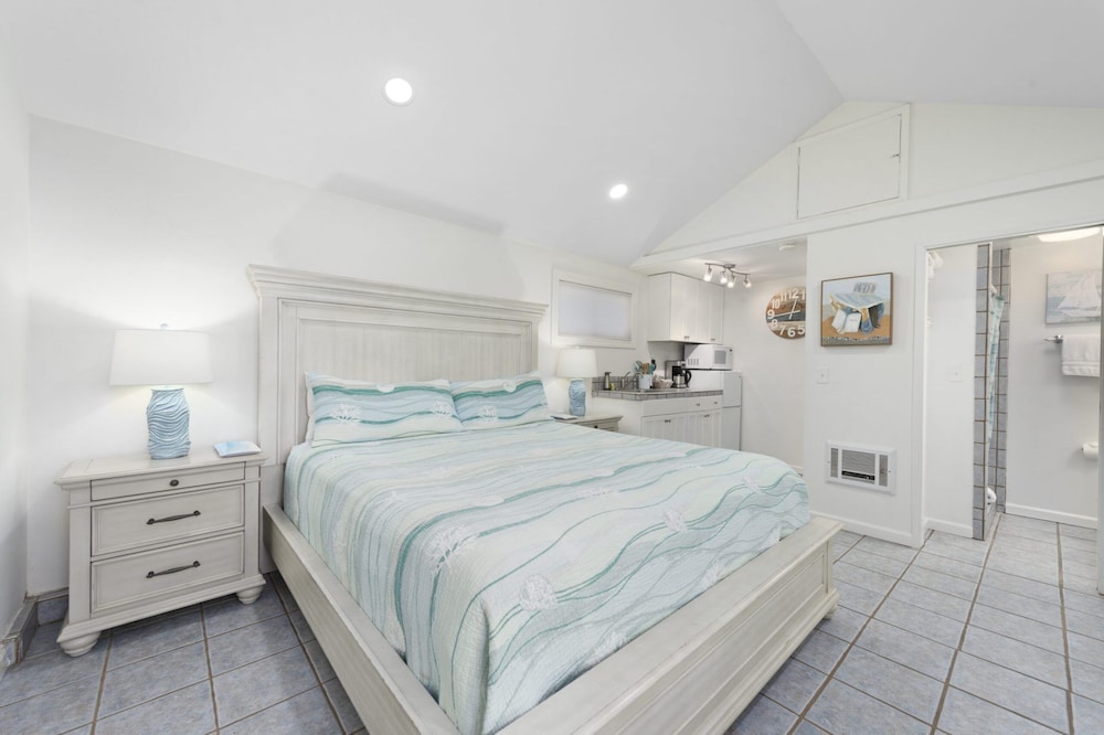 Deluxe Studio Suite, 1 Bedroom (1 King Bed- Harbor Cottage)