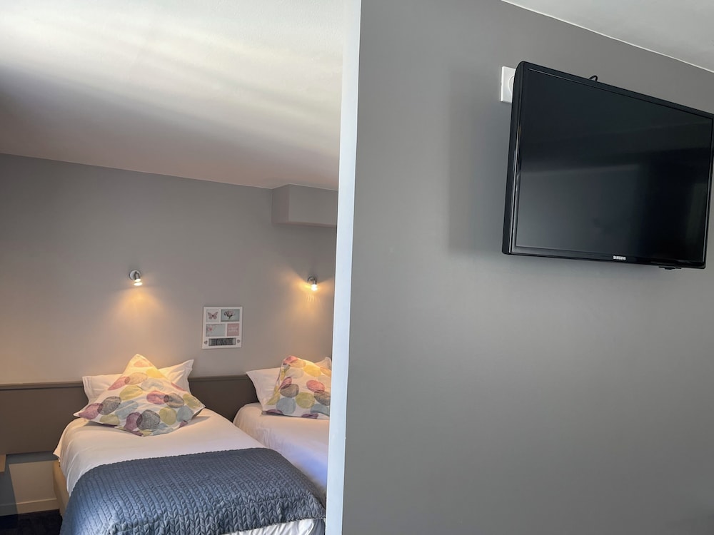 Classic Triple Room, City View