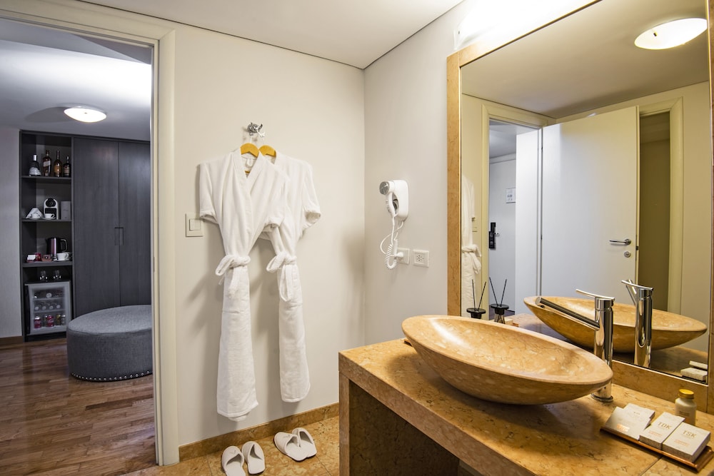 Suite, Balcony
