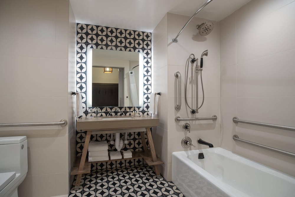 Room, 1 King Bed (Mobility Accessible, Tub)