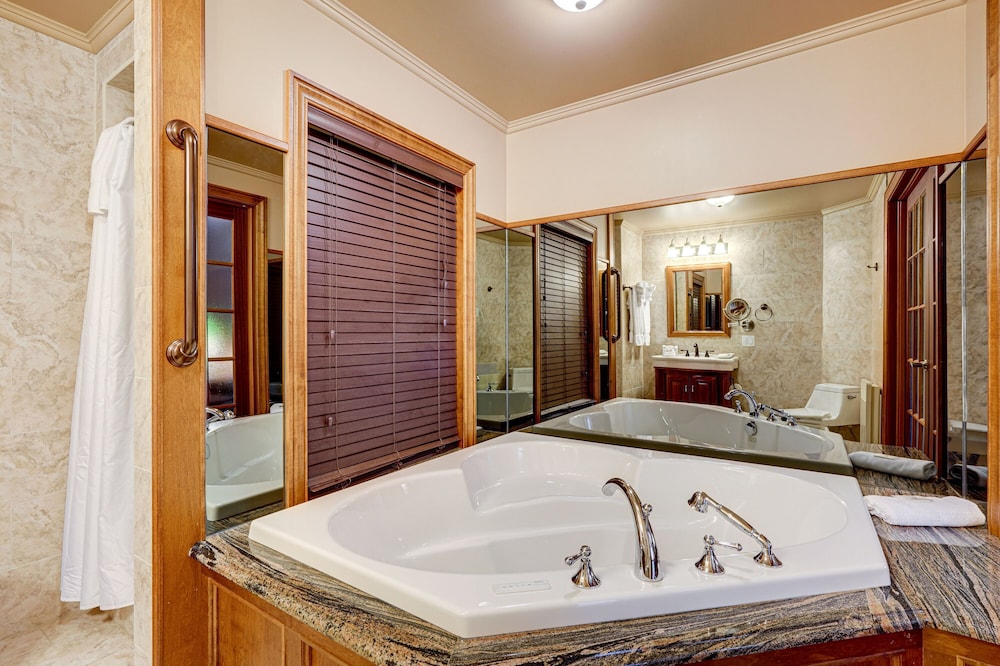 Luxury Room, 1 King Bed, Jetted Tub photo 2