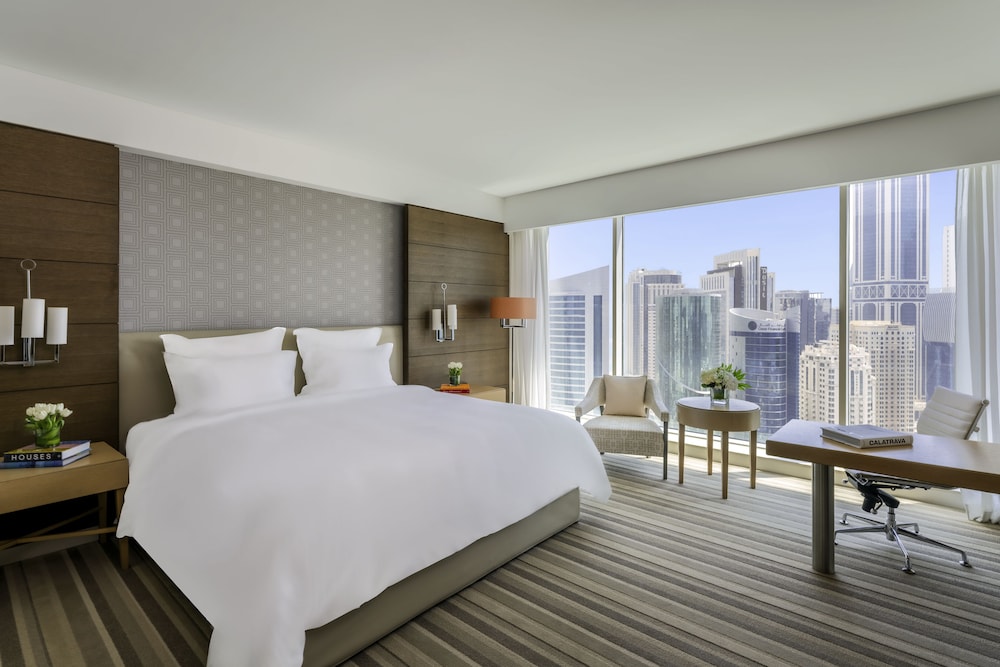 Executive Suite, 1 King Bed, Club Lounge Access thumbnail 6