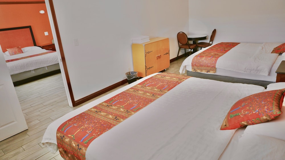 remodeled 3 king beds, suites photo 1