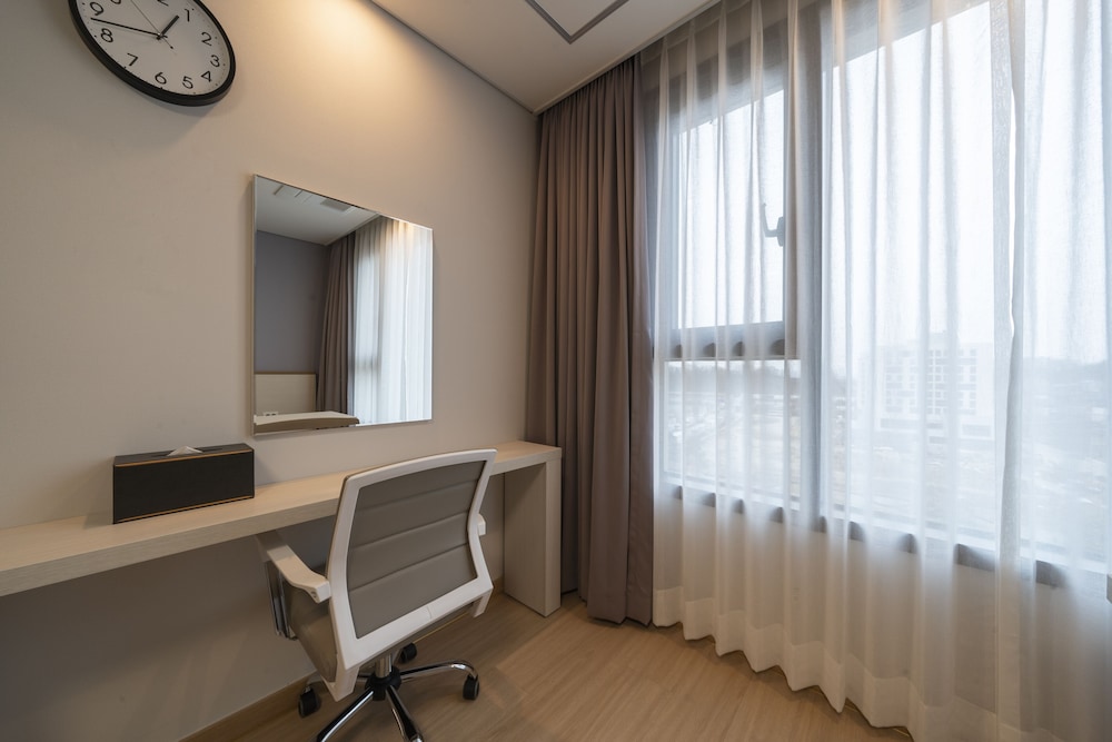 Standard Room, Multiple Beds, Non Smoking, Refrigerator & Microwave - Photo 6