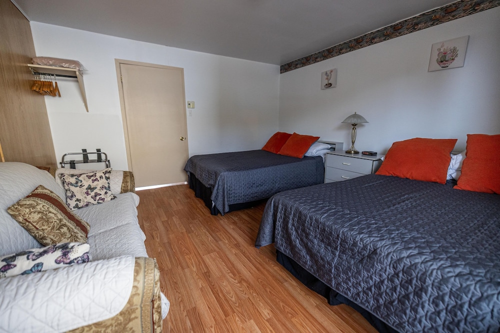 Classic Condo, 2 Queen Beds, River View photo 3