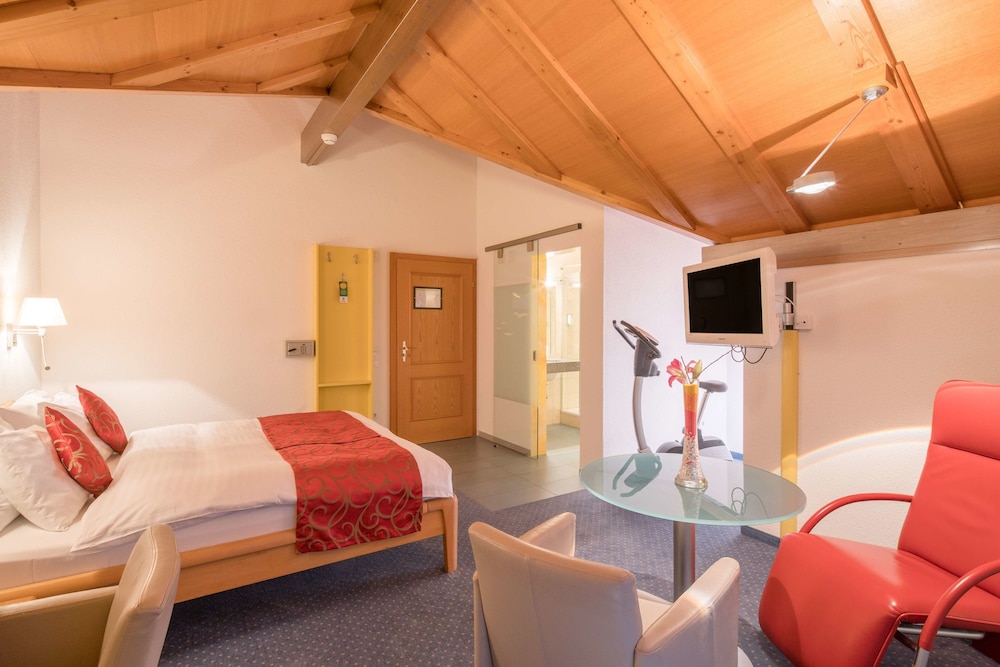 Deluxe Room, 1 Double Bed, Balcony, Lake View - Photo 7