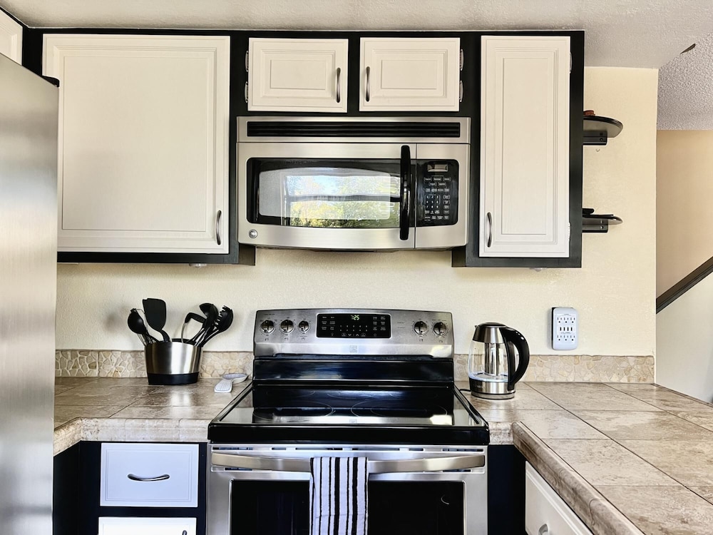 DT Reno - 4BR Home w Patio BBQ Grill Games Room, Photo 19