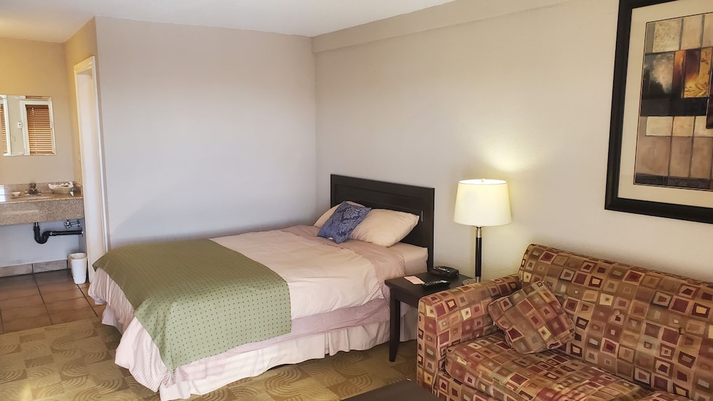 Queen Room with Sofa Bed - Photo 5