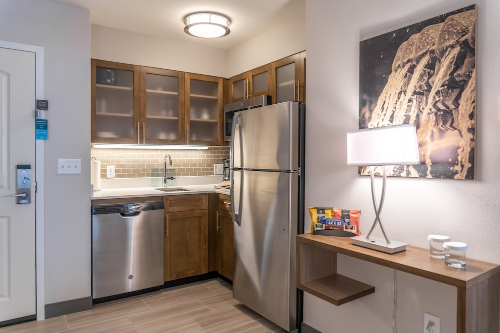 Suite, 1 Bedroom, Accessible, Kitchen (Communications) - Photo 10