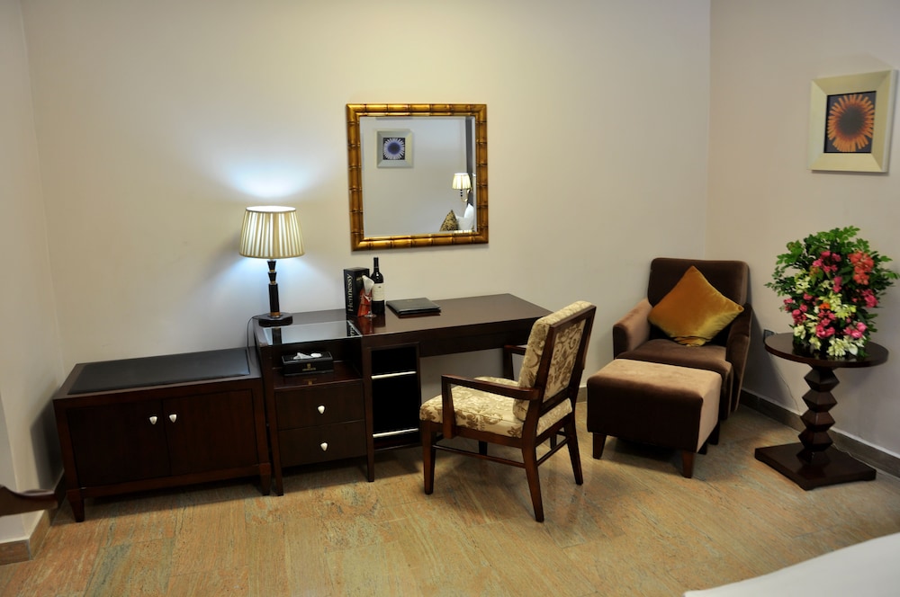 Classic Room, 1 King Bed photo 1