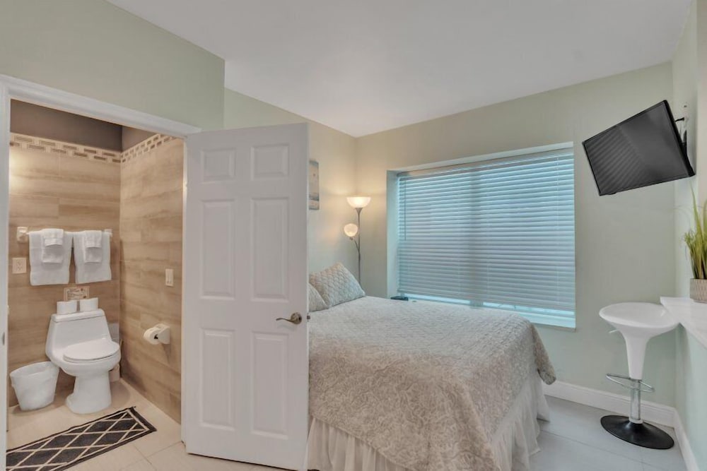 #4 = Seahorse Hideaway = 1 bedroom w/ queen sized bed and a futon couch