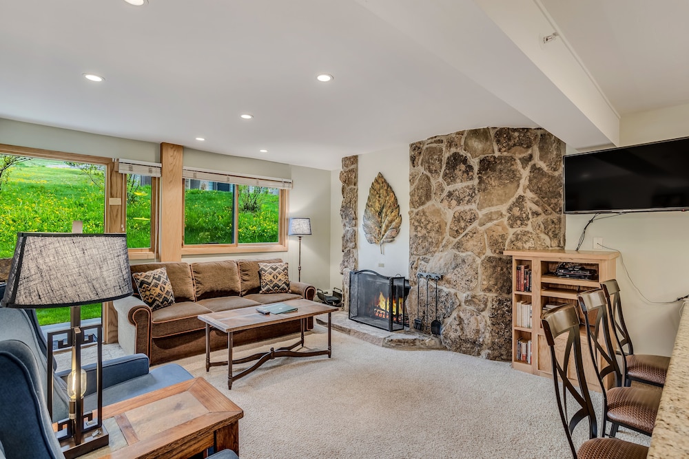 Premier Studio (Unit 405)