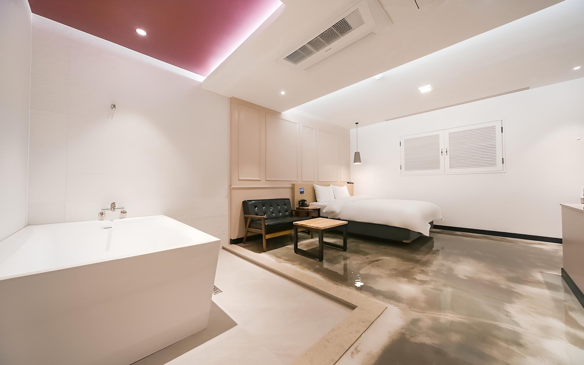 Room (Suite-Drive-in (Netflix/Bathtub)) photo 1