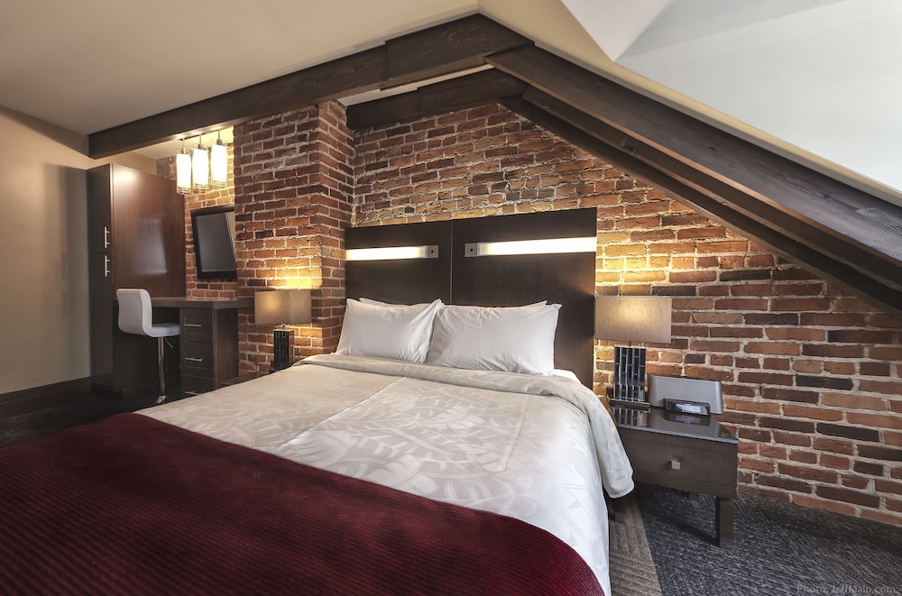 Junior Room, 1 Queen Bed