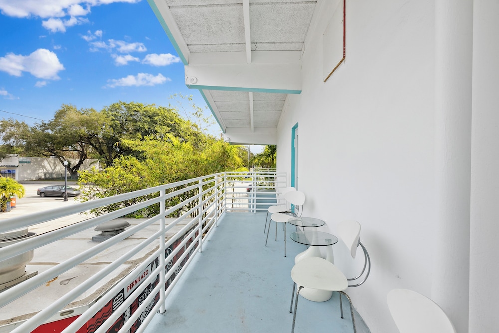 Deluxe Room, 1 Queen Bed, Non Smoking, Pool View photo 3
