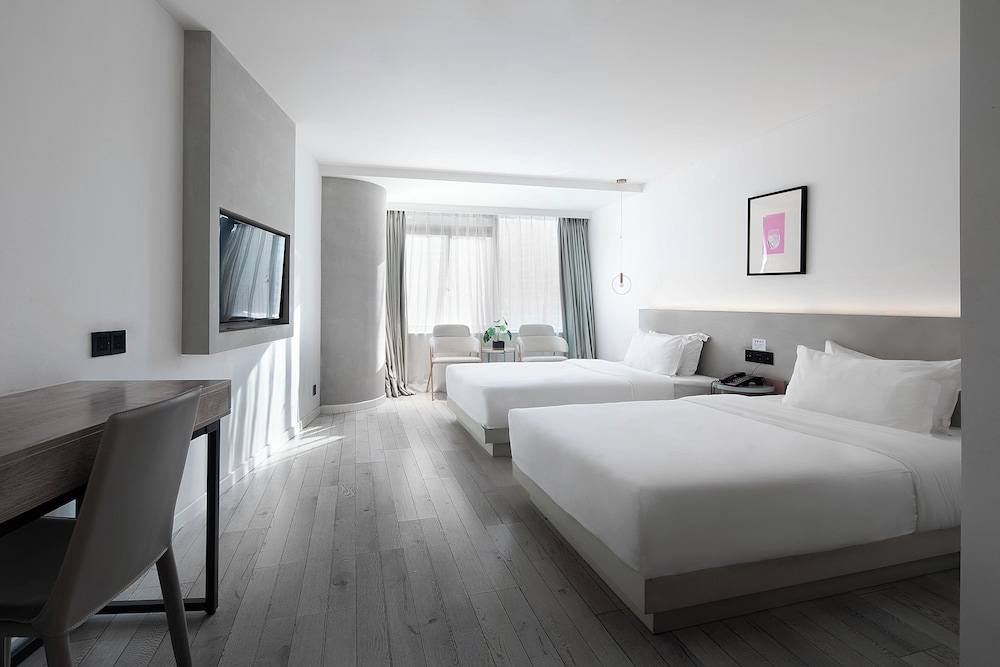 City Twin Room, Refrigerator, City View photo 2