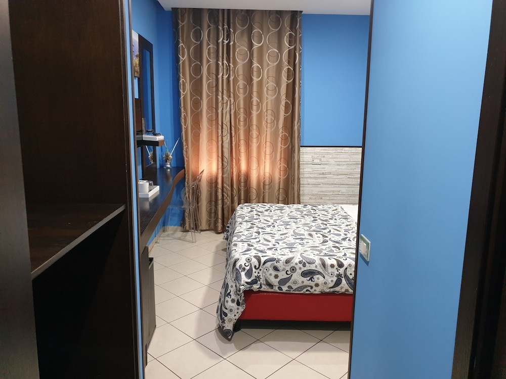 Basic Double Room, 1 King Bed, Ensuite - Photo 1