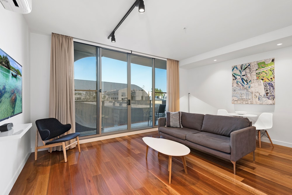 Executive One Bedroom Apartment thumbnail 5