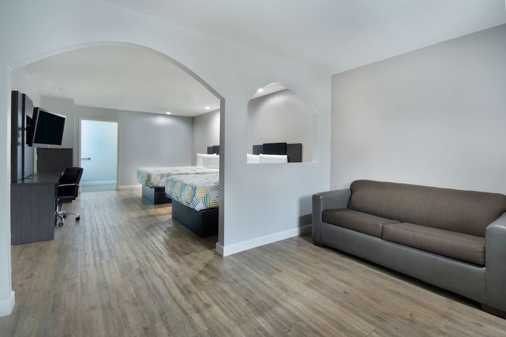 Deluxe Room, 2 Queen Beds, Non Smoking, Refrigerator & Microwave