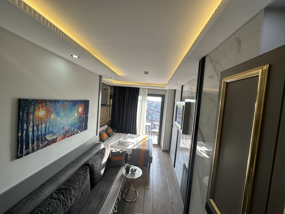 Deluxe Studio Suite, City View photo 2