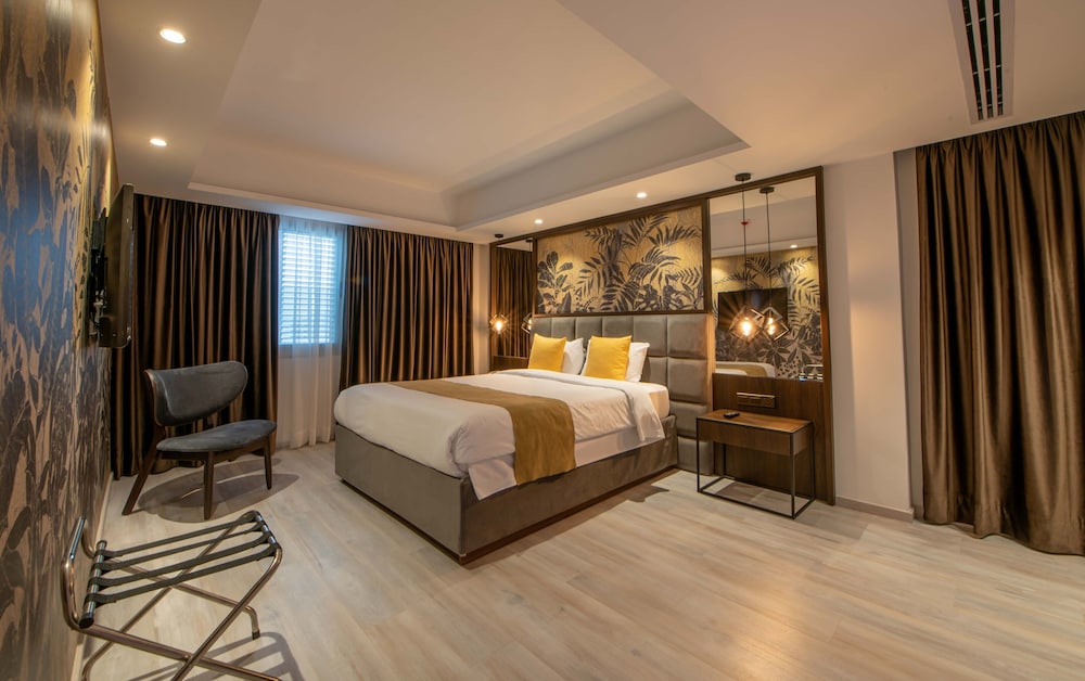 Deluxe Suite, 1 King Bed - Photo 1