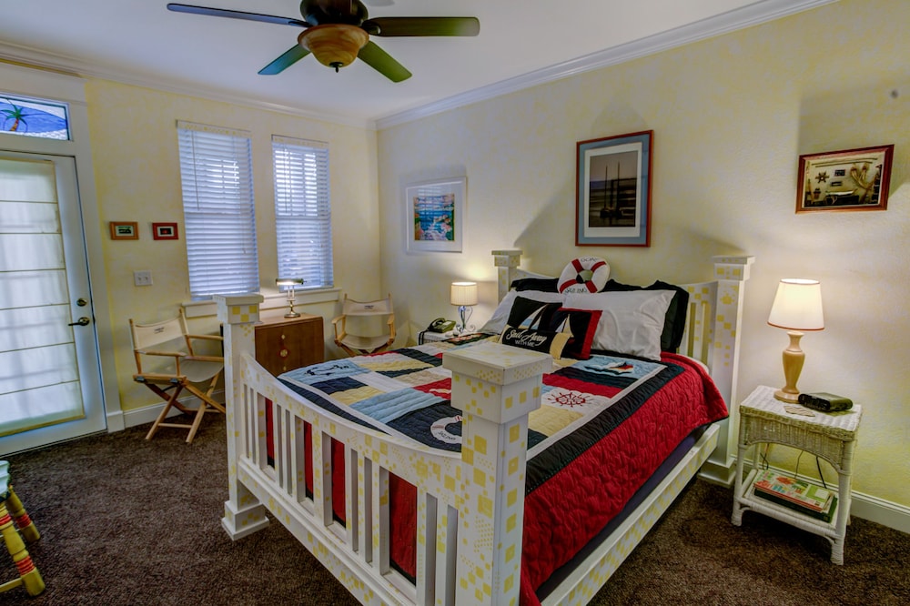 Deluxe Room, 1 King Bed, Jetted Tub (No pets allowed) photo 1