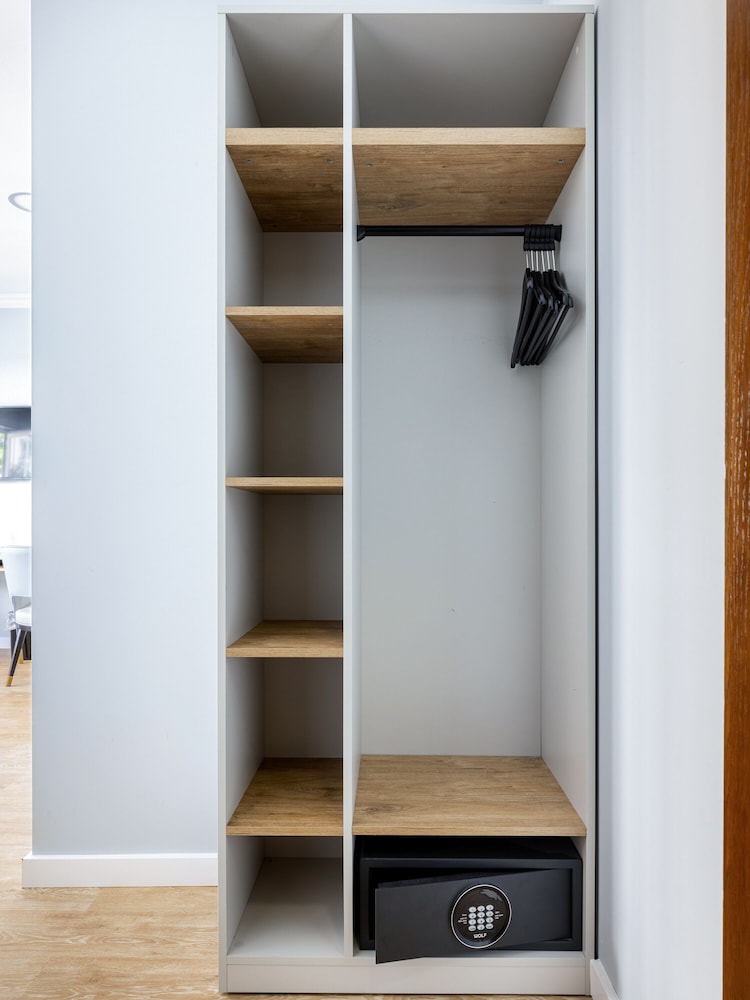 Large Studio with Kitchenette - Photo 3