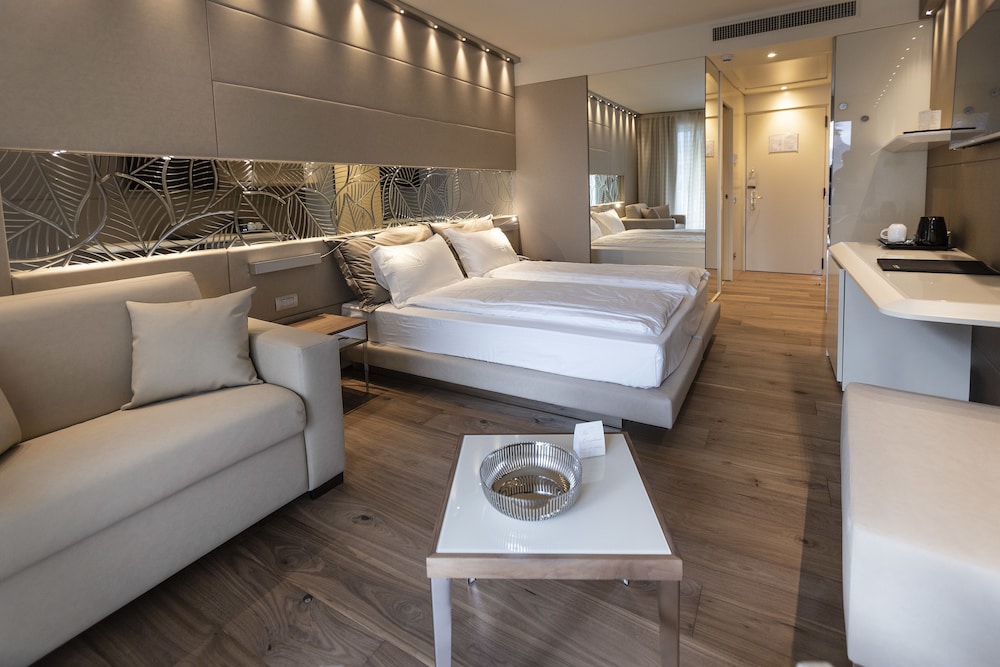Room, Partial Lake View (PRESTIGE)