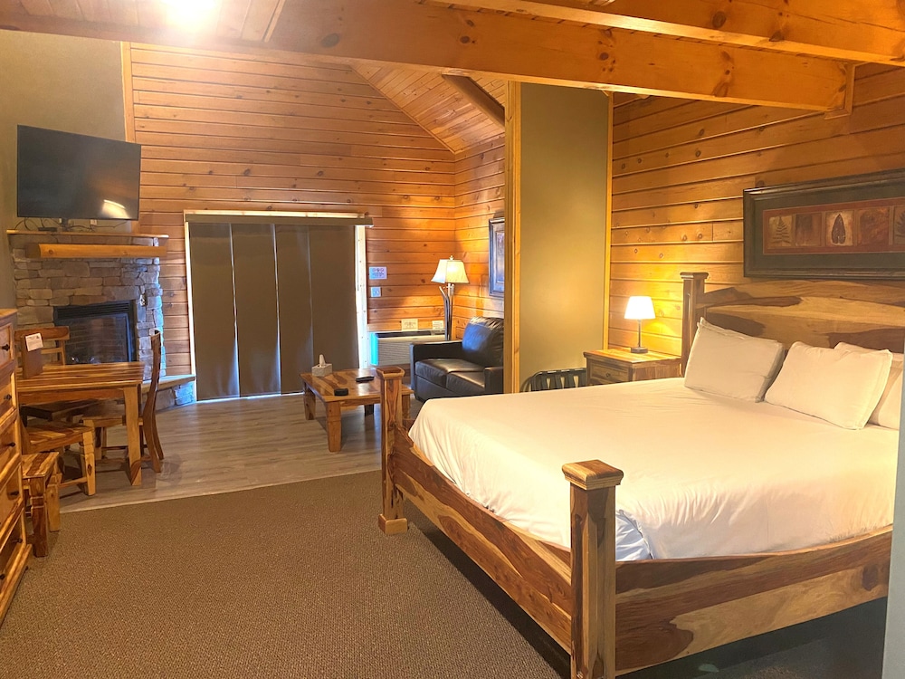C 50R - Comfort Cabin, 1 King bed, Pet Friendly, Mountainside (May hear neighbors)
