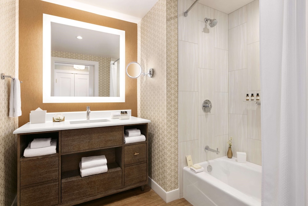 Signature One Bedroom Suite, 1 King Bed thumbnail 6