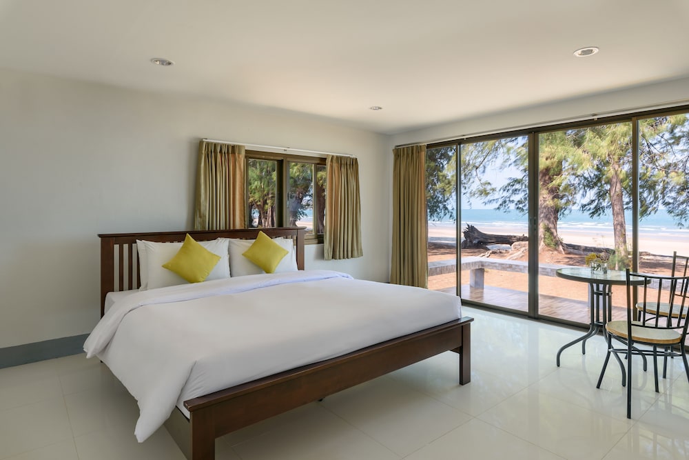 Beach House, 2 Bedrooms, Sea View - Photo 1