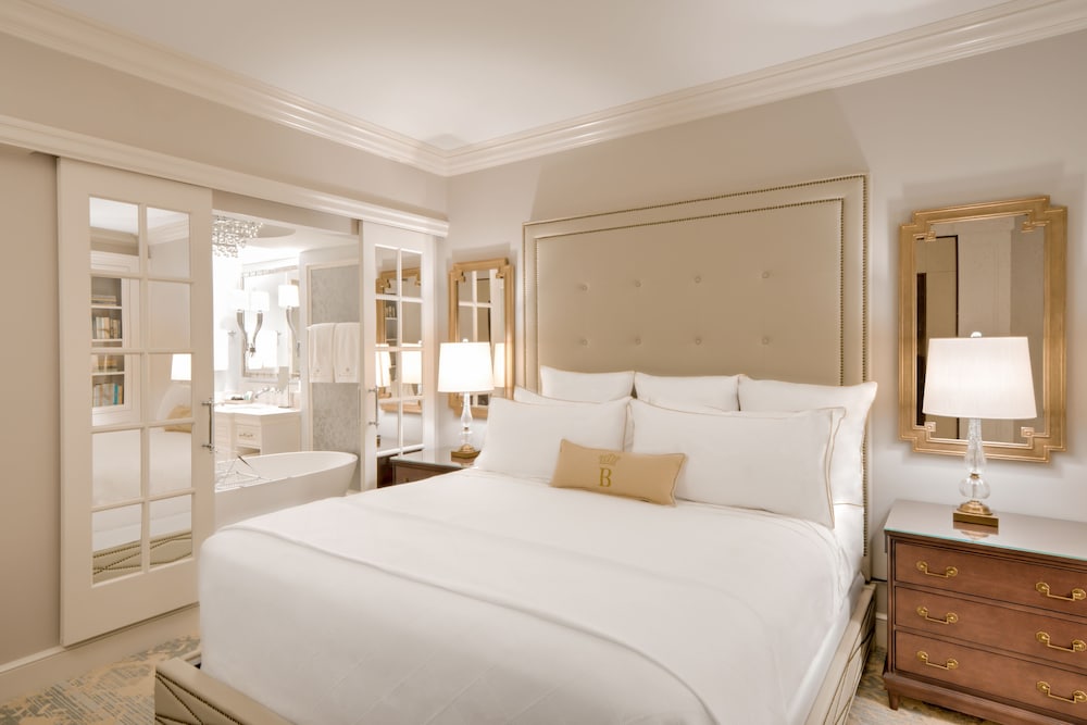Deluxe Room, 1 King Bed photo 1