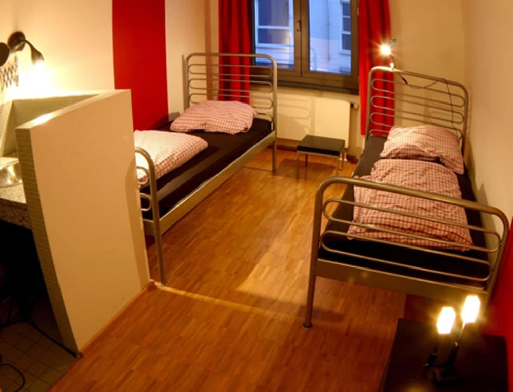 Basic Single Room, 1 Twin Bed, Shared Bathroom photo 2