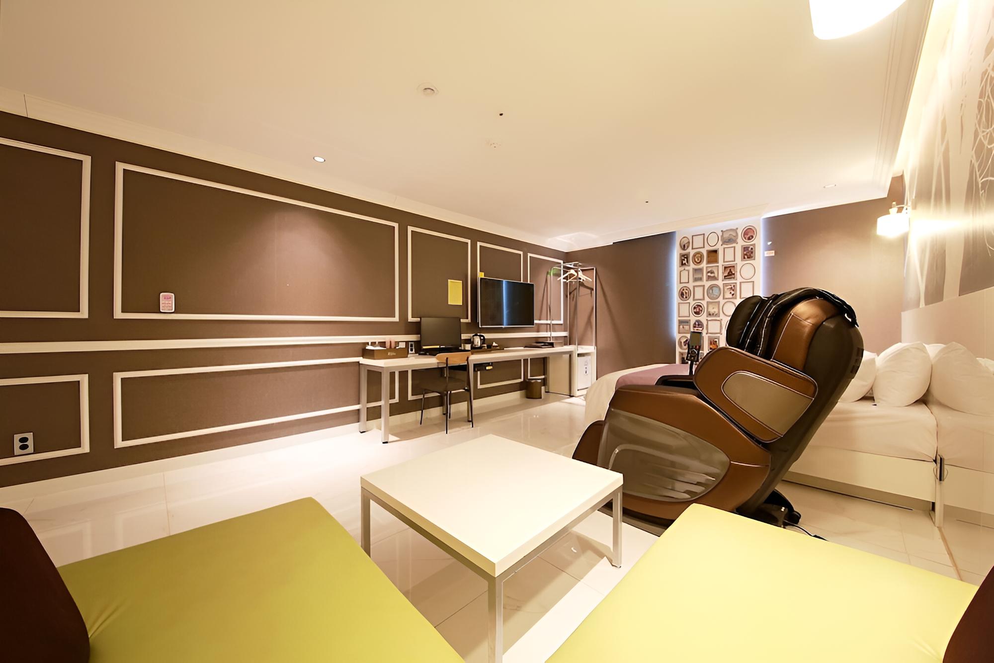 Room (Standard Room) - Photo 32