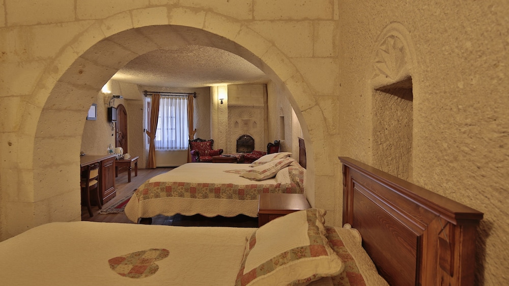 Suite (3 Adults) - Photo 3