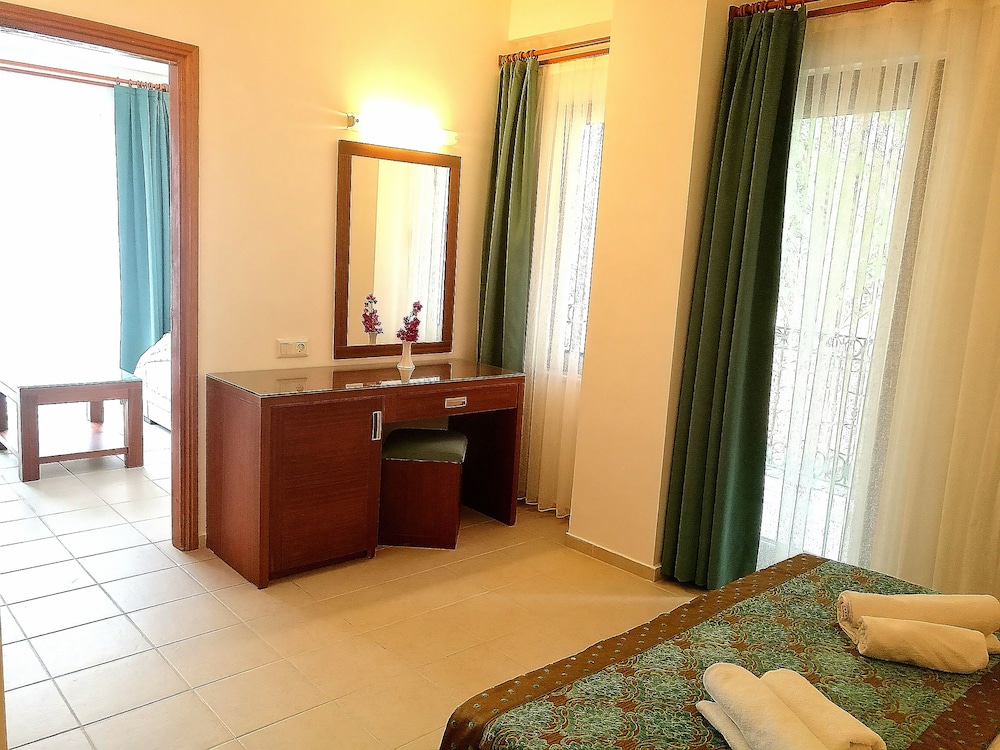 Family Suite, 1 Double Bed with Sofa bed, Partial Sea View photo 3