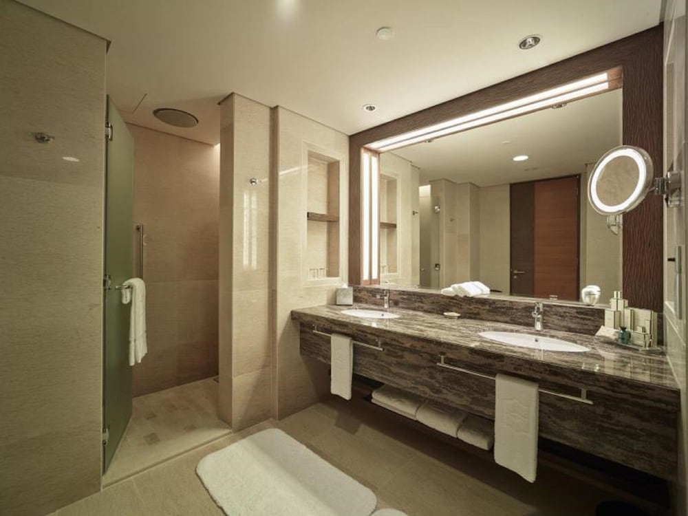 Ocean Junior Garden View Suite (King)
