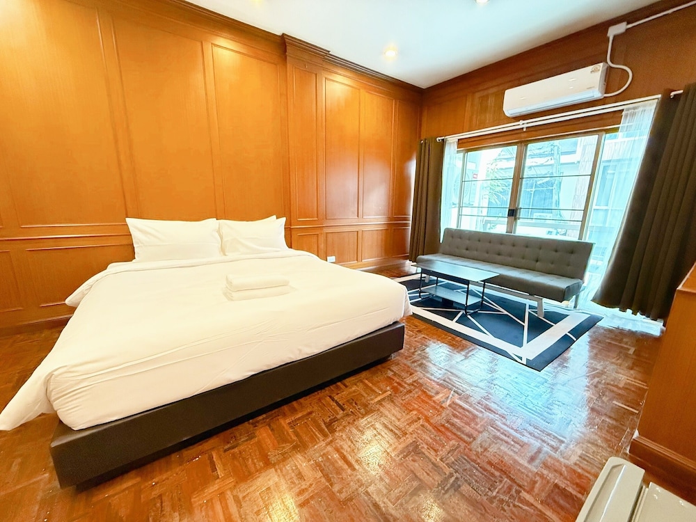 Deluxe Studio